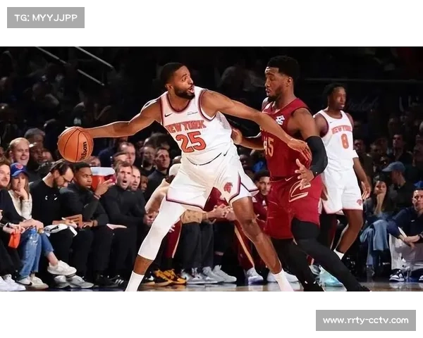 米切尔季前赛场均2.7次抢断，居抢断榜第二位