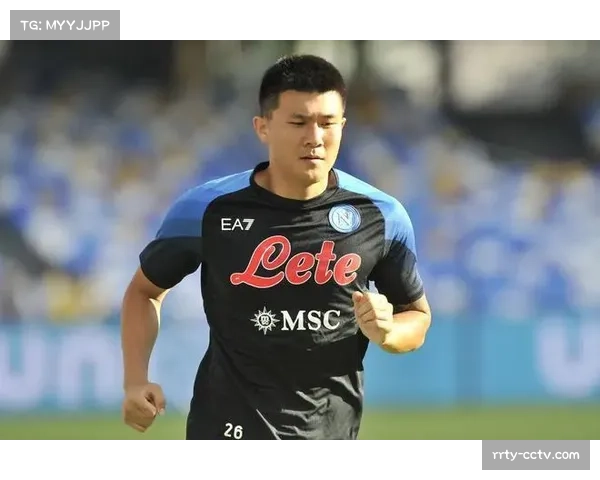 镜头捕捉：场边教练组通过平板电脑向球员展示实时阵型站位图