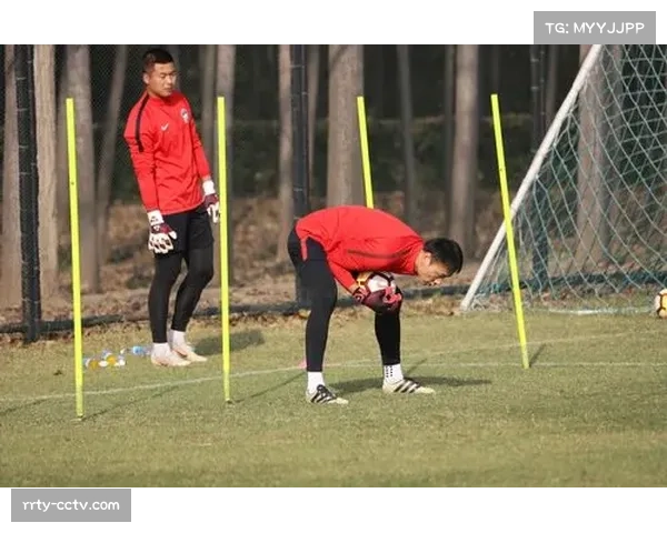 特写：克莱蒙门将训练中加练手抛球，旨在快速发动反击以应对对方高位压迫